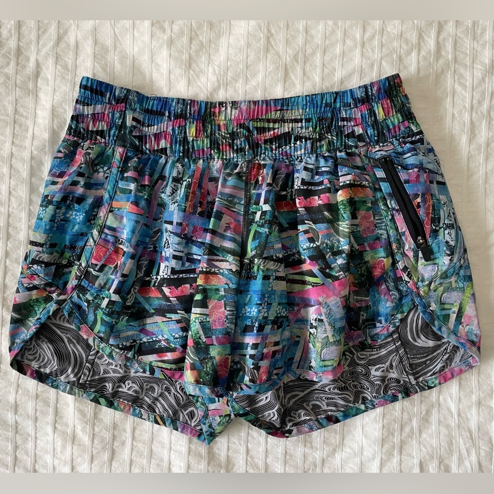 LULULEMON-size 8 Tracker Short V in the special edition 2018 SeaWheeze print.